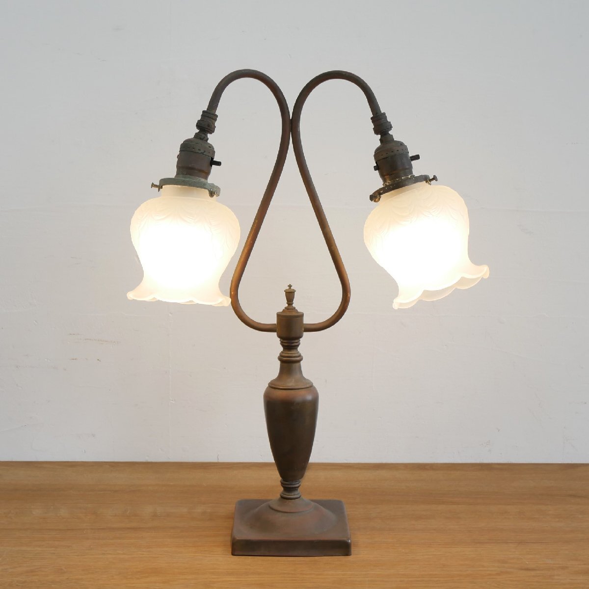 30s アンティーク 2灯 ガラスシェード テーブルランプ / アメリカ ヴィンテージ照明 デスクライト #705-30-218-513拍卖