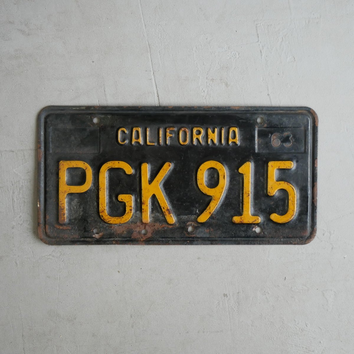 1963年 アメリカ ヴィンテージ ナンバープレート / カリフォルニア州 ブラック×イエロー ガレージ ディスプレイ小物 #705-10-037-394拍卖