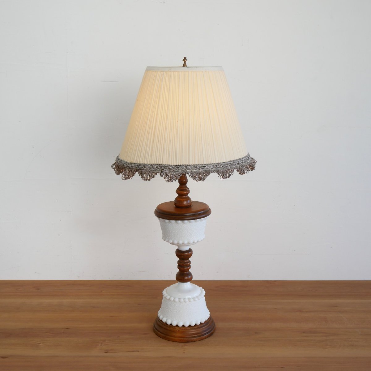 1960's ヴィンテージ ミルクガラス テーブルランプ / アメリカ ミッドセンチュリー ファブリックシェード ホブネイル 照明 #602-15-55-502拍卖