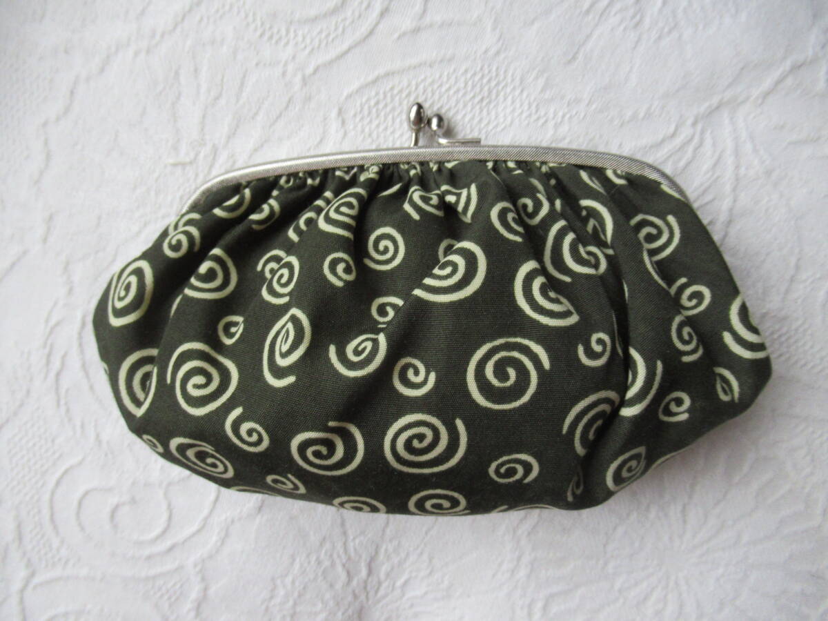 手作り ぬれタオル入れ お手拭き入れ 内側ビニール 口金式 16×11cm 深緑地渦巻柄拍卖