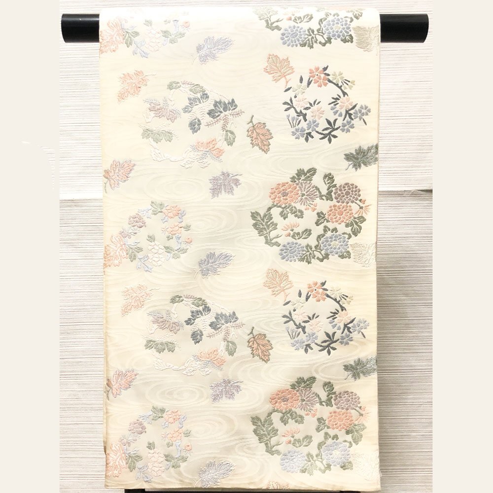 袋帯 クリーム系 淡い色合い 刺繍 織文唐織 観世水模様 草花柄刺繍 長さ約460㎝ 黄変あり拍卖