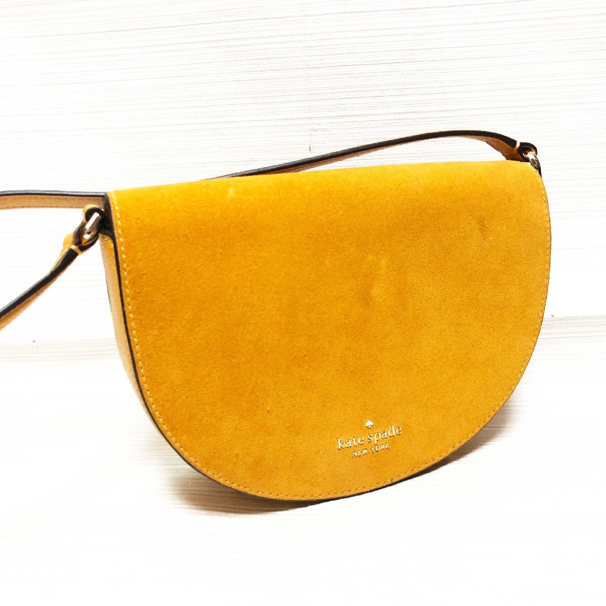 katespade NEWYORK ケイトスペードニューヨーク かまぼこ型 スウェード素材 ショルダーバッグ拍卖