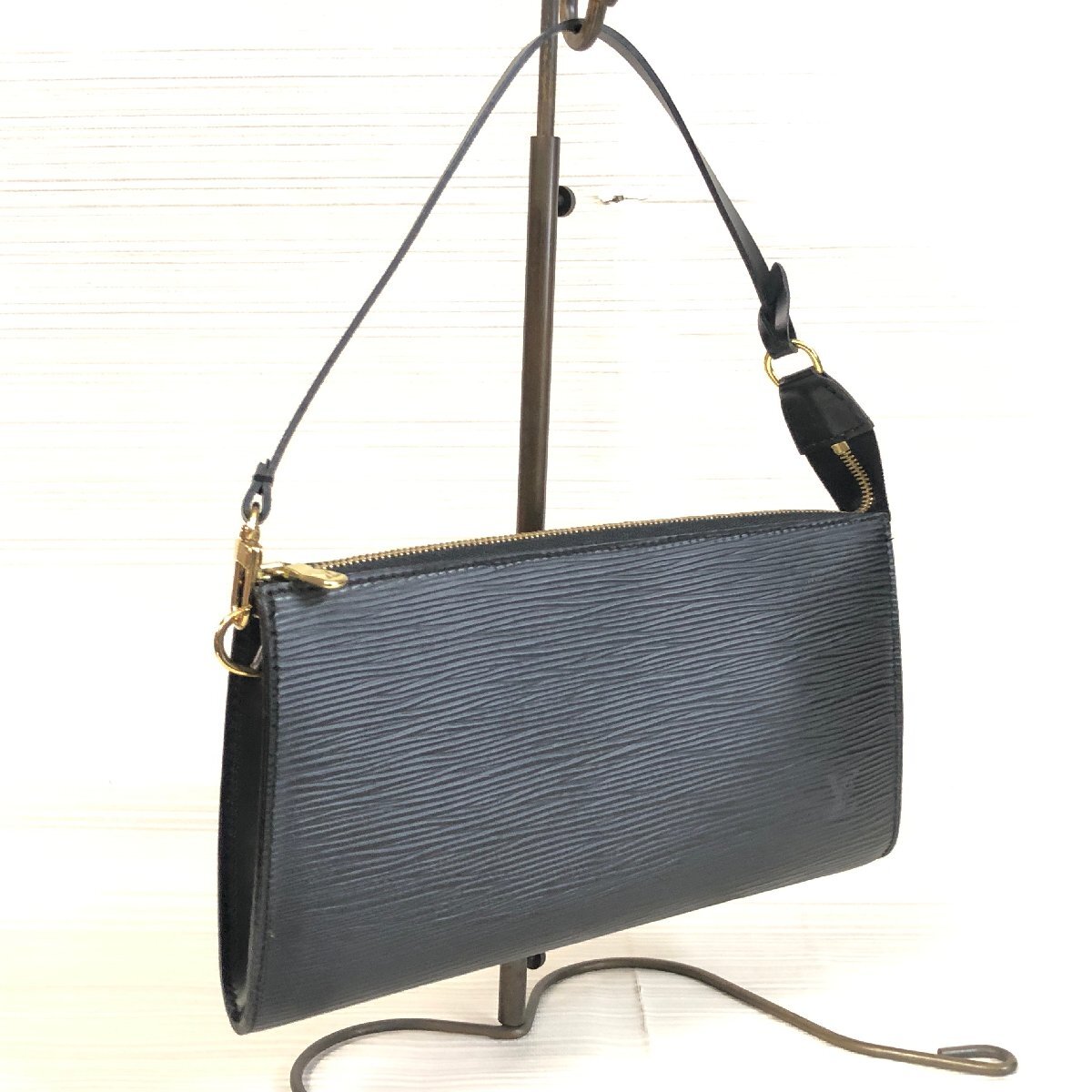 未使用 LOUISVUITTON ルイヴィトン ポシェット・アクセソワ―ル エピ ブラック M52952拍卖