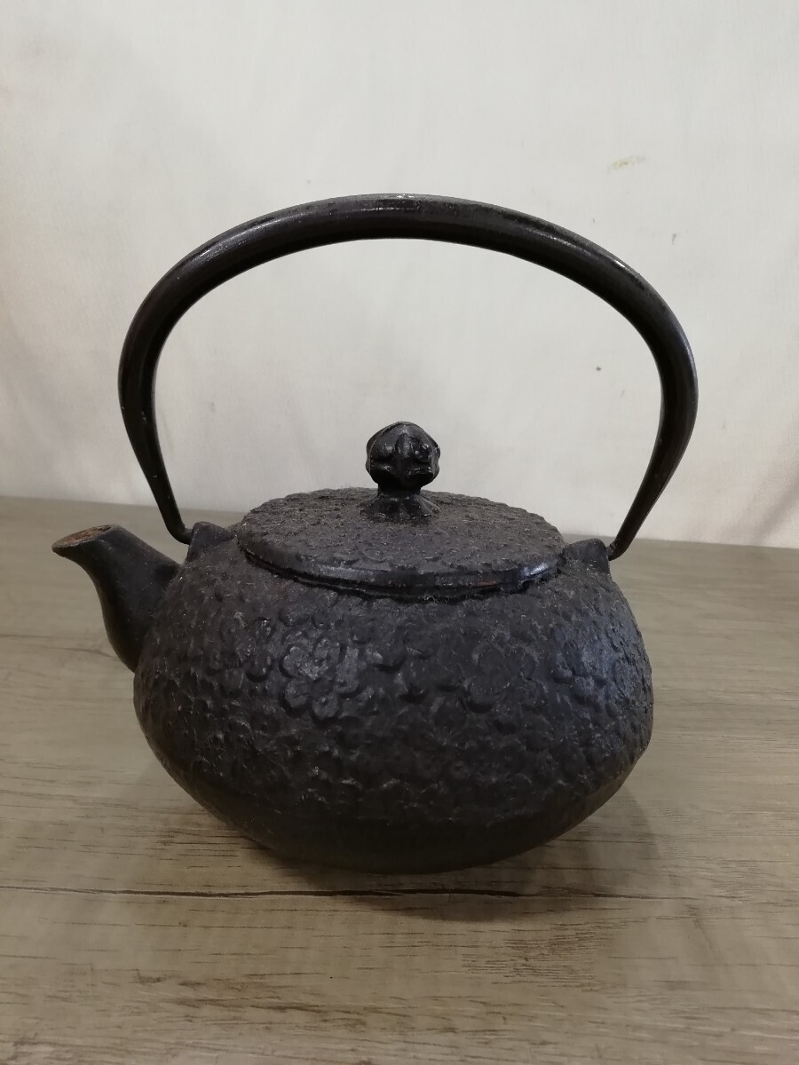g_t I990 鉄瓶 桜柄 南部鉄器 急須 茶器 茶道具 アンティーク 金属工芸 中古拍卖