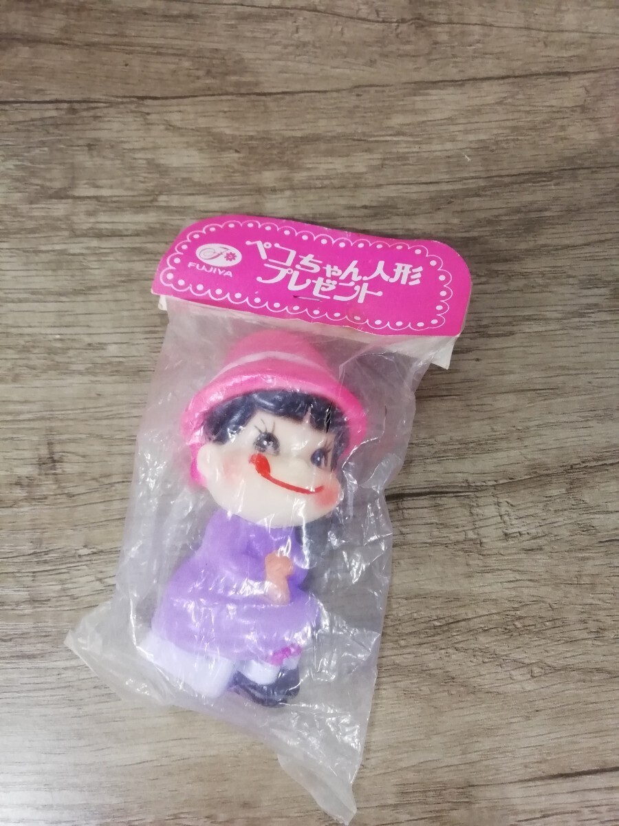 g_t L780 当時物 未開封 ソフビ人形 不二家 ペコちゃん人形 ノベルティ お座り・紫色 フィギュア 懸賞 昭和レトロ 長期保管拍卖