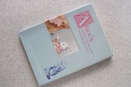 ALICE'S ADVENTURES IN WONDERLAND (A CLASSIC ILLUSTRATED EDITION) 不思議の国のアリス拍卖