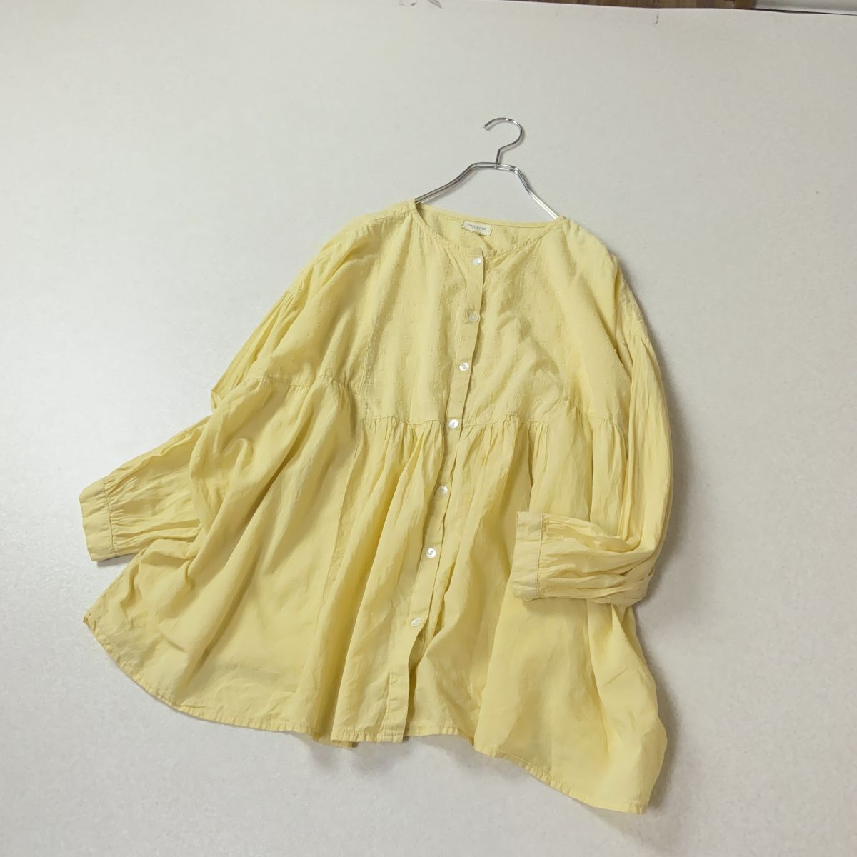 isoLaine イソライネ ノーカラー 刺繍 ギャザー チュニック拍卖