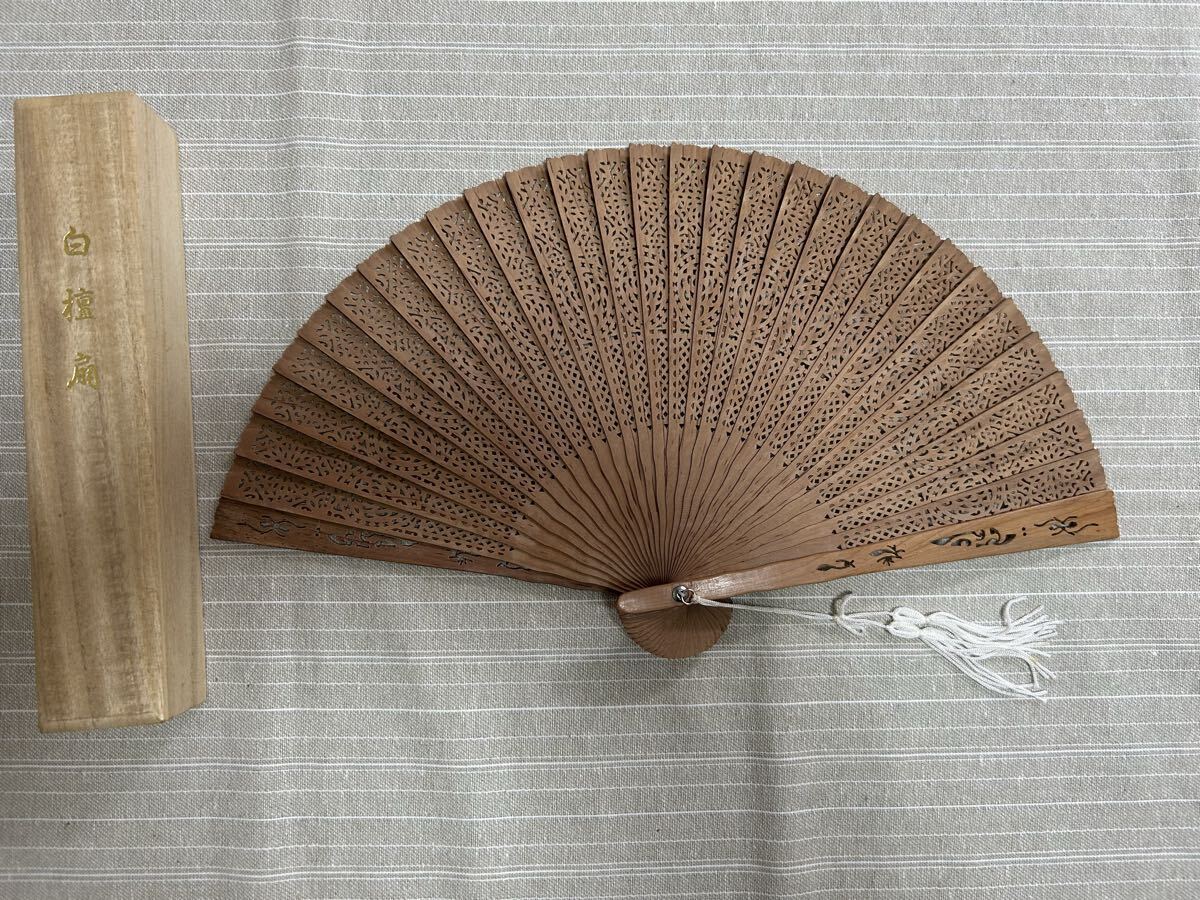 実家片付け中 美品 高級 白檀扇 扇子 透かし彫り 香付き 透かし彫り 木箱入り 木製 びゃくだんせん サンダルウッド拍卖