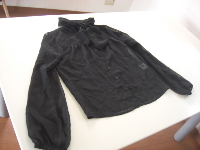 美品アズノウアズ リボンシヤーブラウス黒M拍卖