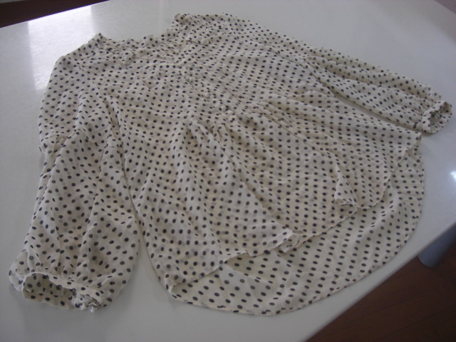 美品フリーズショップ 水玉ブラウス ベージュ拍卖