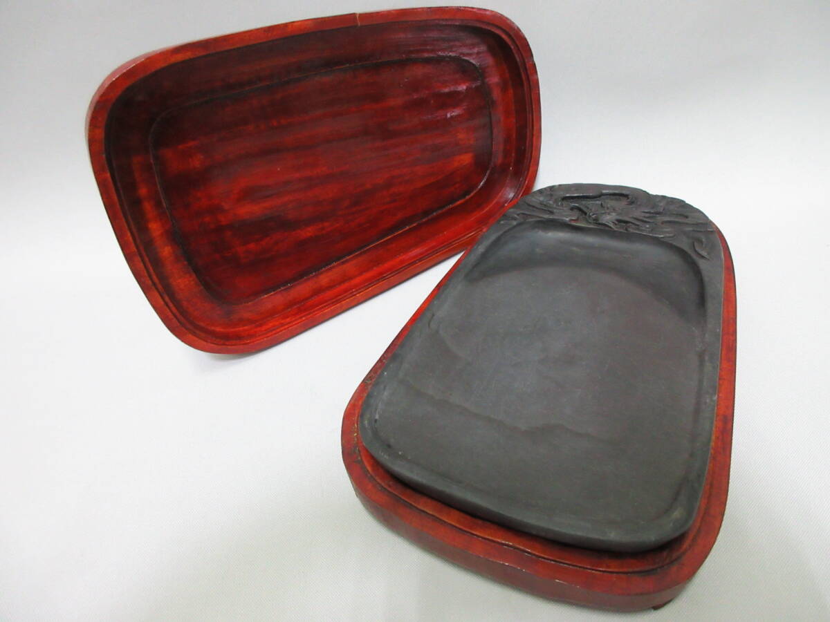 24922 美術祭 筆記用具祭 中国 硯 龍 重量810g 木製ケース 書道 龍彫刻 傷や汚れ有 木製ケースひび割れ有 状態は画像でご確認下さい拍卖