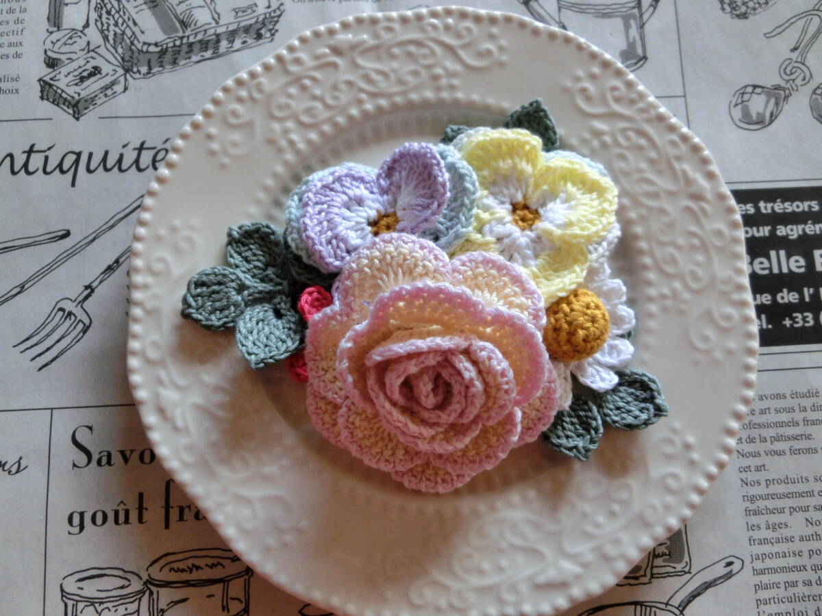 ☆ 2492  薔薇と小花のブーケ  オフホワイト/うすピンク色系薔薇  クロシェレース  コサージュ  ハンドメイド 拍卖