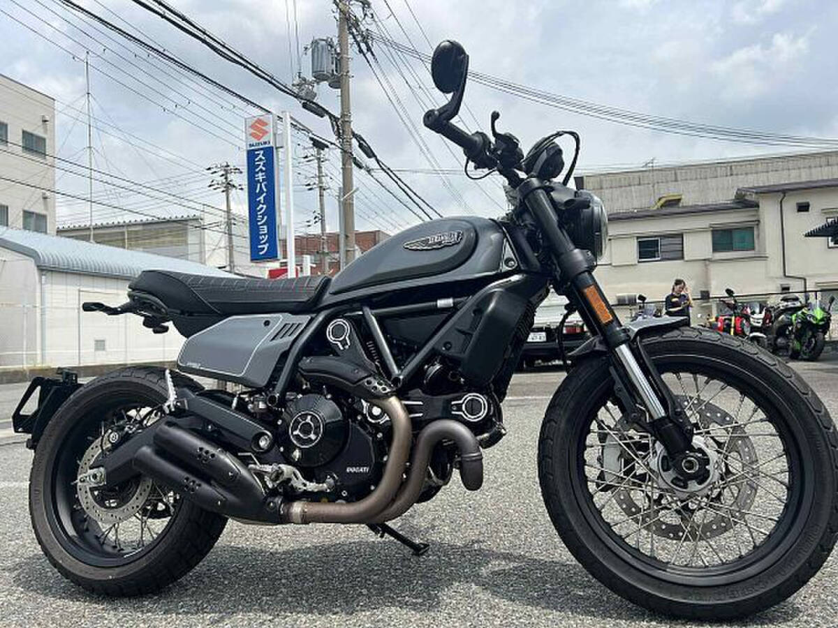 ドゥカティスクランブラー ナイトシフト グリップヒーター装備 コーナリングABS、USBソケット付きのシート下収納、LEDウインカーも標準拍卖