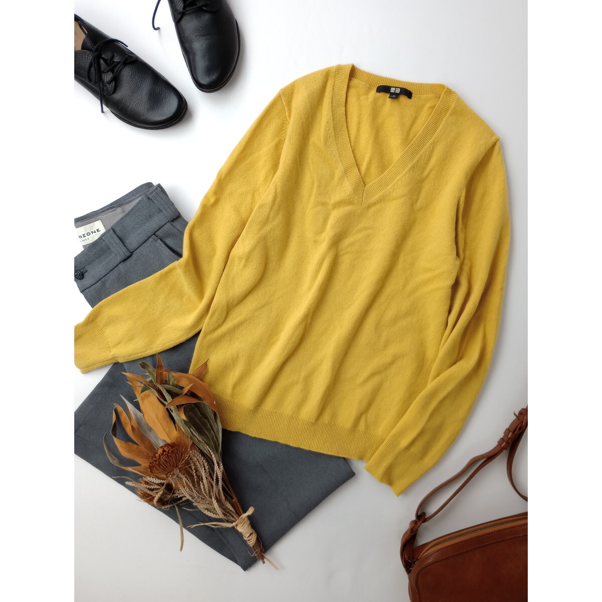 UNIQLO ユニクロ「お仕事にも休日にも毎日の相棒に。」カシミヤ 100% Vネック ニット 無地 シンプル 長袖 M マスタード(46M+4958)☆拍卖