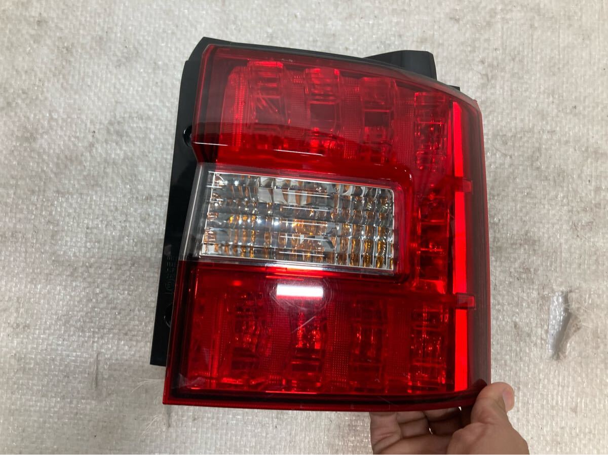 デリカD5 DBA-CV2W 右テールランプ X37 8330A186拍卖