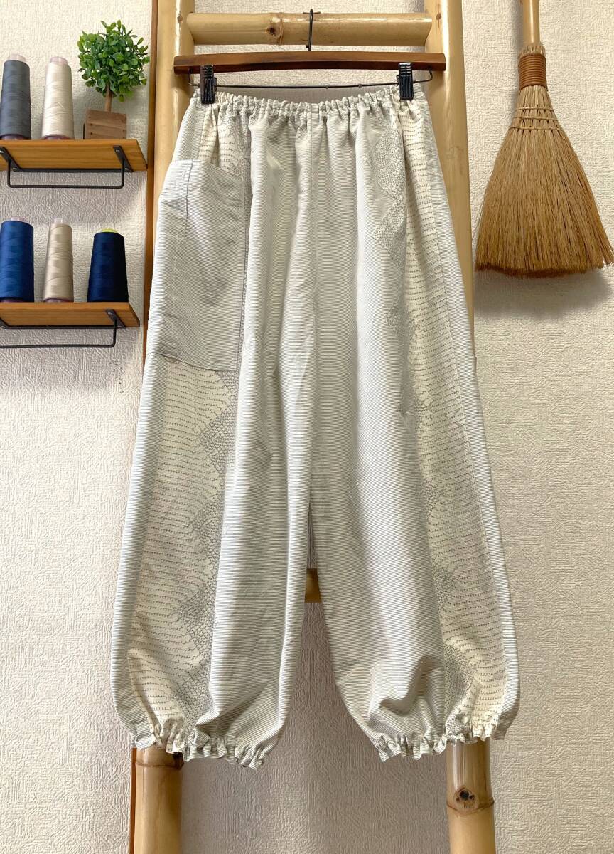 鎌倉まるか堂 着物リメイク 紬 白銀縞の幾何学紋のもんぺ風 ●絹 ●ゆったりまるっこいシルエット M~L●裾ふわパンツ●洗濯OK拍卖