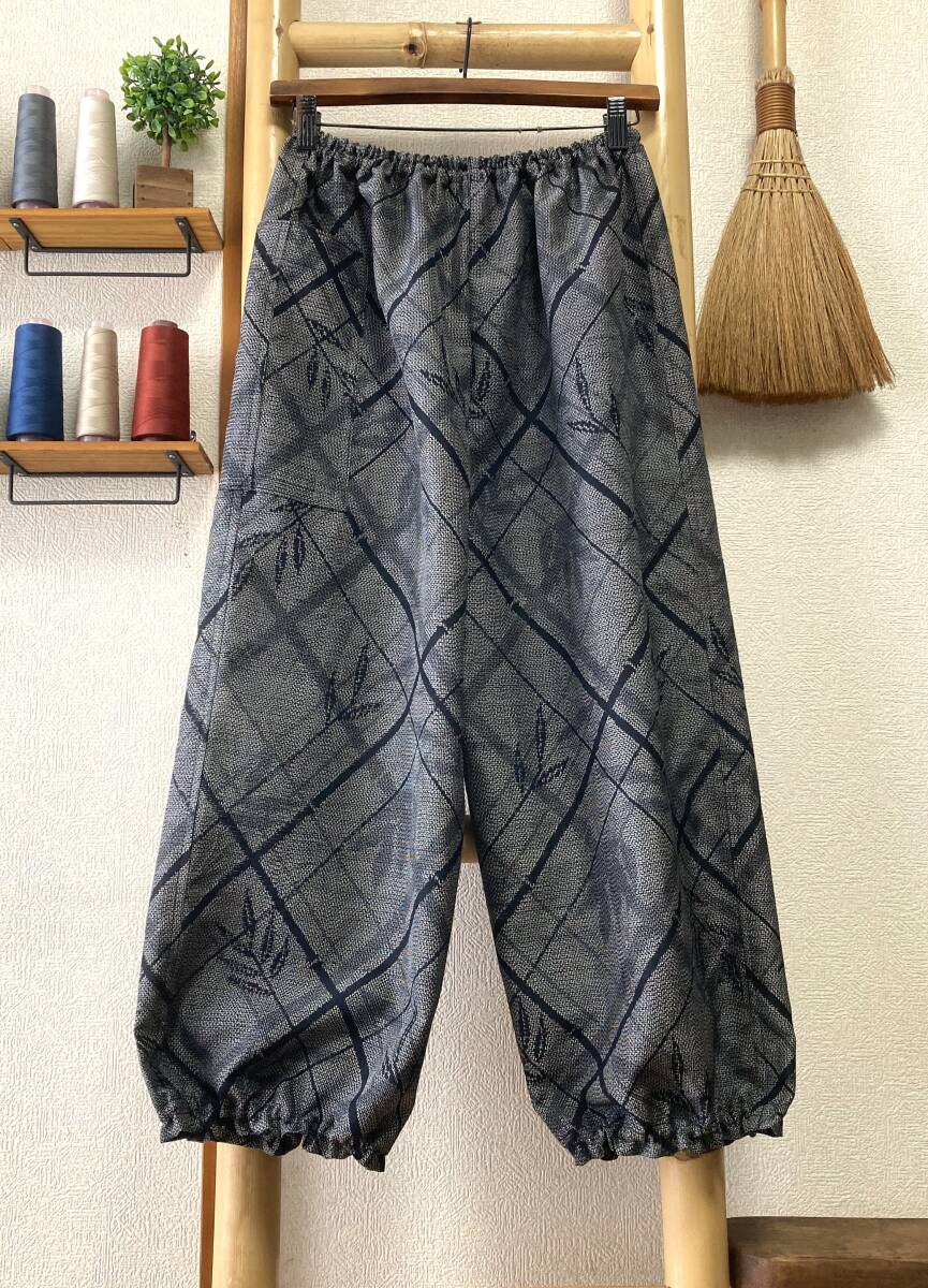 鎌倉まるか堂 着物リメイク 紬 黒銀の竹笹格子もんぺ風 ●絹 ●ゆったりまるっこいシルエット M~L●裾ふわパンツ●洗濯OK拍卖