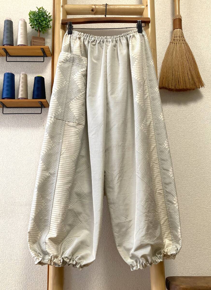 鎌倉まるか堂 着物リメイク 紬 白銀縞の幾何学紋のもんぺ風 ●絹 ●ゆったりまるっこいシルエット L~LL●裾ふわパンツ●洗濯OK拍卖
