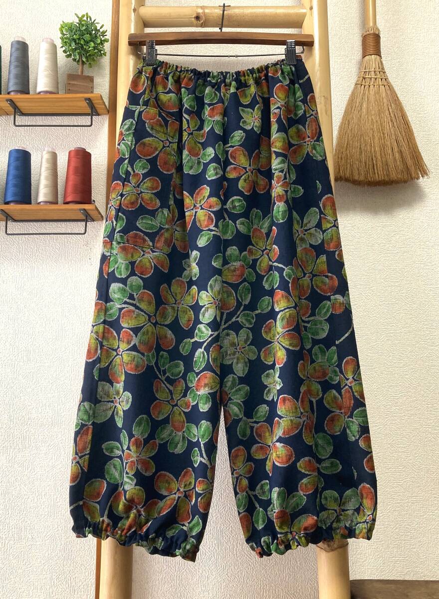 鎌倉まるか堂 着物リメイク 紬 黒紺彩り花葉のもんぺ風 ●絹毛 ●ゆったりまるっこいシルエット M~L●裾ふわパンツ●洗濯OK拍卖