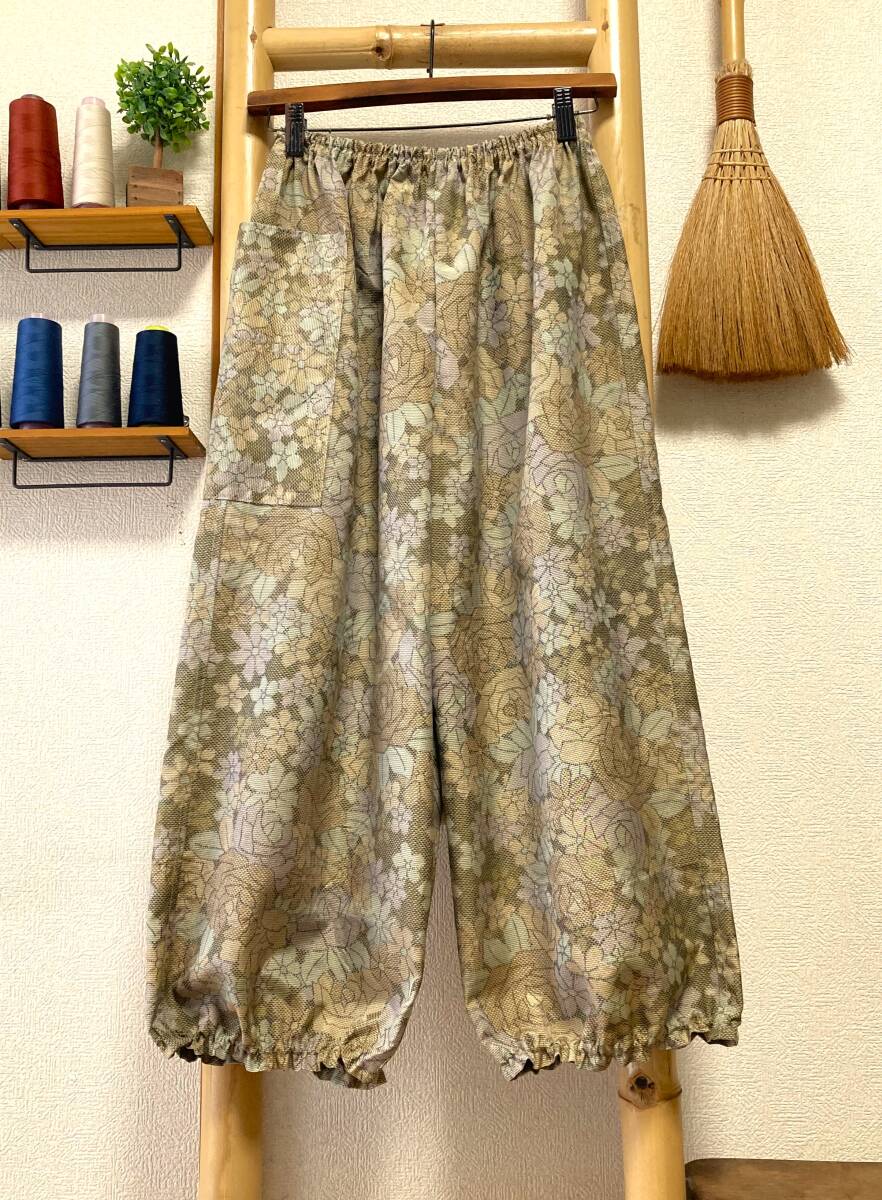 鎌倉まるか堂 着物リメイク 紬 薔薇花尽くしの淡彩もんぺ風 ●絹 ●ゆったりまるっこいシルエット M~L●裾ふわパンツ●洗濯OK拍卖