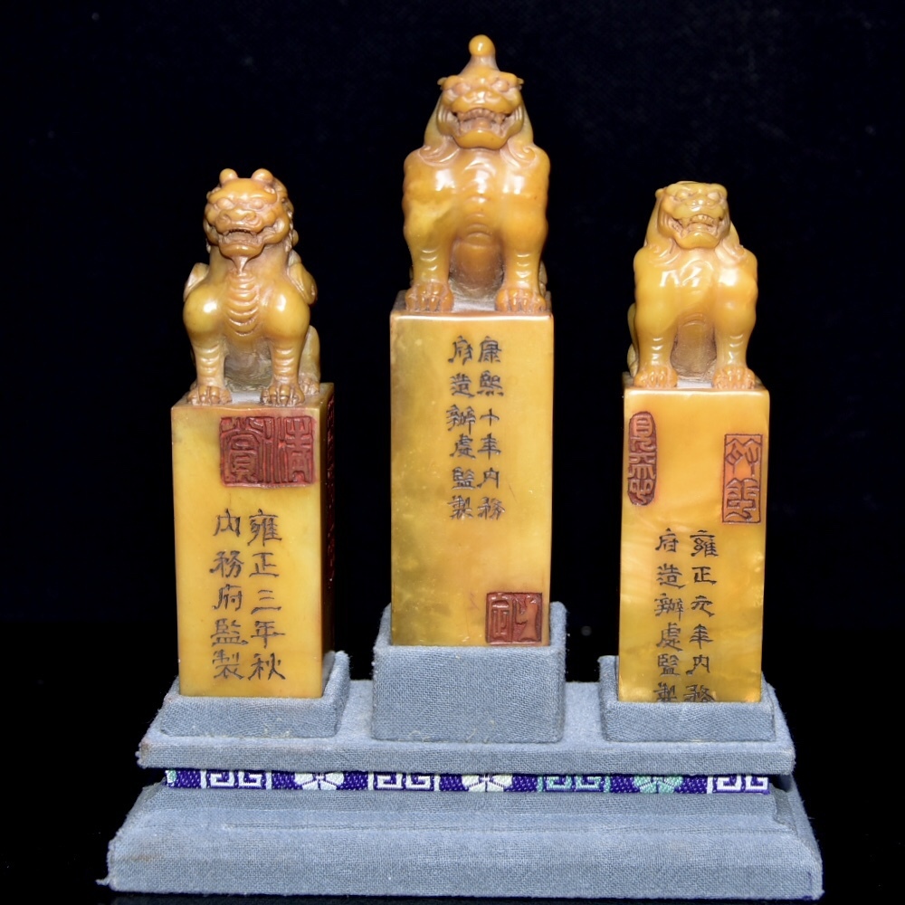 ◆珍蔵◆中国古美術 清時代 古寿山石 田黄石彫り三世 古獸 印章 3点 精品 箱付 細密細工造 置物 古賞物 骨董品 時代物 A17拍卖