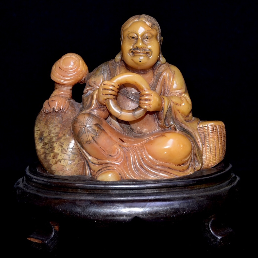◆珍蔵◆中国古美術 清時代 之謙作 古寿山石彫り喜樂人物 印章 精品 箱付 細密細工造 置物 古賞物 骨董品 時代物 A17拍卖