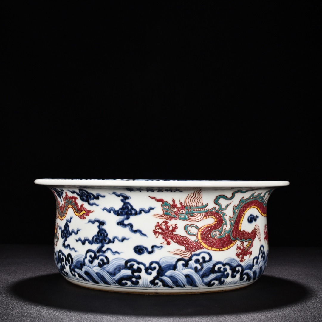 ◆珍蔵◆中国古美術 大明宣徳年製款 青花 五彩 古陶磁 海水龍紋大盆 細密細工造 置物 擺件 骨董品 古賞物 時代物 T18拍卖