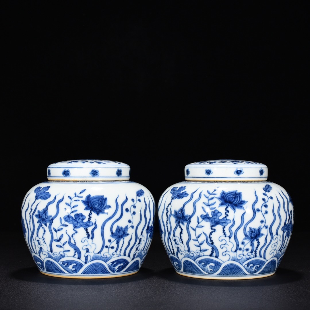 ◆珍蔵◆中国古美術 大明成化年製款 青花 古陶磁 荷花魚藻紋盖罐 ―對 細密細工造 置物 擺件 骨董品 古賞物 時代物 T18拍卖