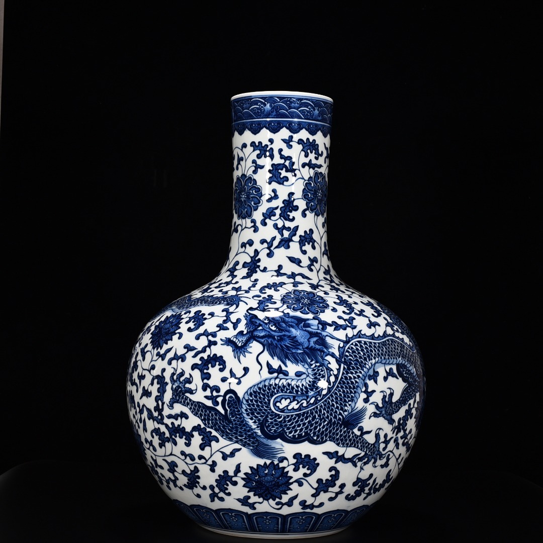 ◆珍蔵◆中国古美術 大清乾隆年製款 青花 古陶磁 纏枝蓮花 龍紋天球瓶  細密細工造 置物 擺件 骨董品 古賞物 時代物 T18拍卖