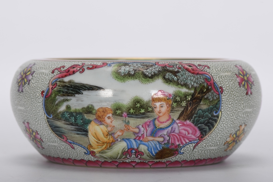 ◆珍蔵◆中国古美術 清乾隆年製款 琺瑯彩 古陶磁 開窗西洋人物水洗 細密細工造 置物 擺件 古賞物 骨董品 時代物 A02拍卖