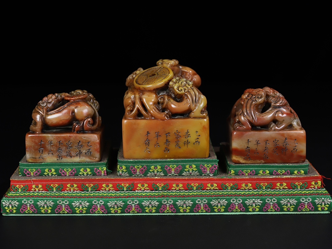 ◆珍蔵◆中国古美術 清時代 古寿山石彫り古獸呈詳3点 印章 精品 共箱 細密細工造 置物 擺件 古賞物 骨董品 時代物 AT17拍卖