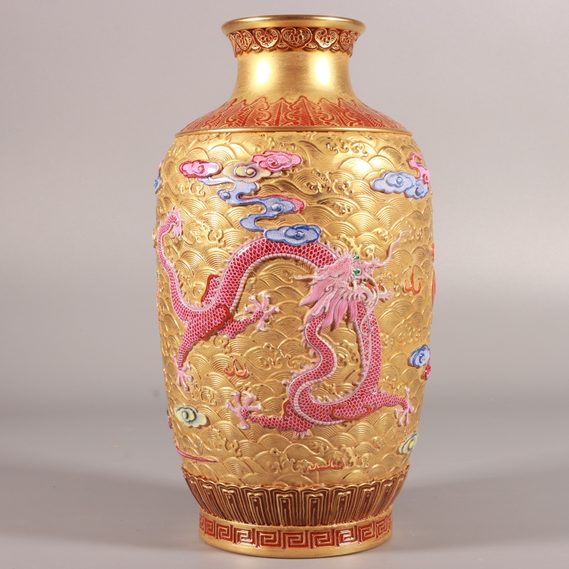 ◆珍蔵◆中国古美術 大清乾隆年製款 琺瑯彩 金地 古陶磁 高浮雕 海水双龍紋瓶  細密細工造 置物 擺件 骨董品 古賞物 時代物 A08拍卖