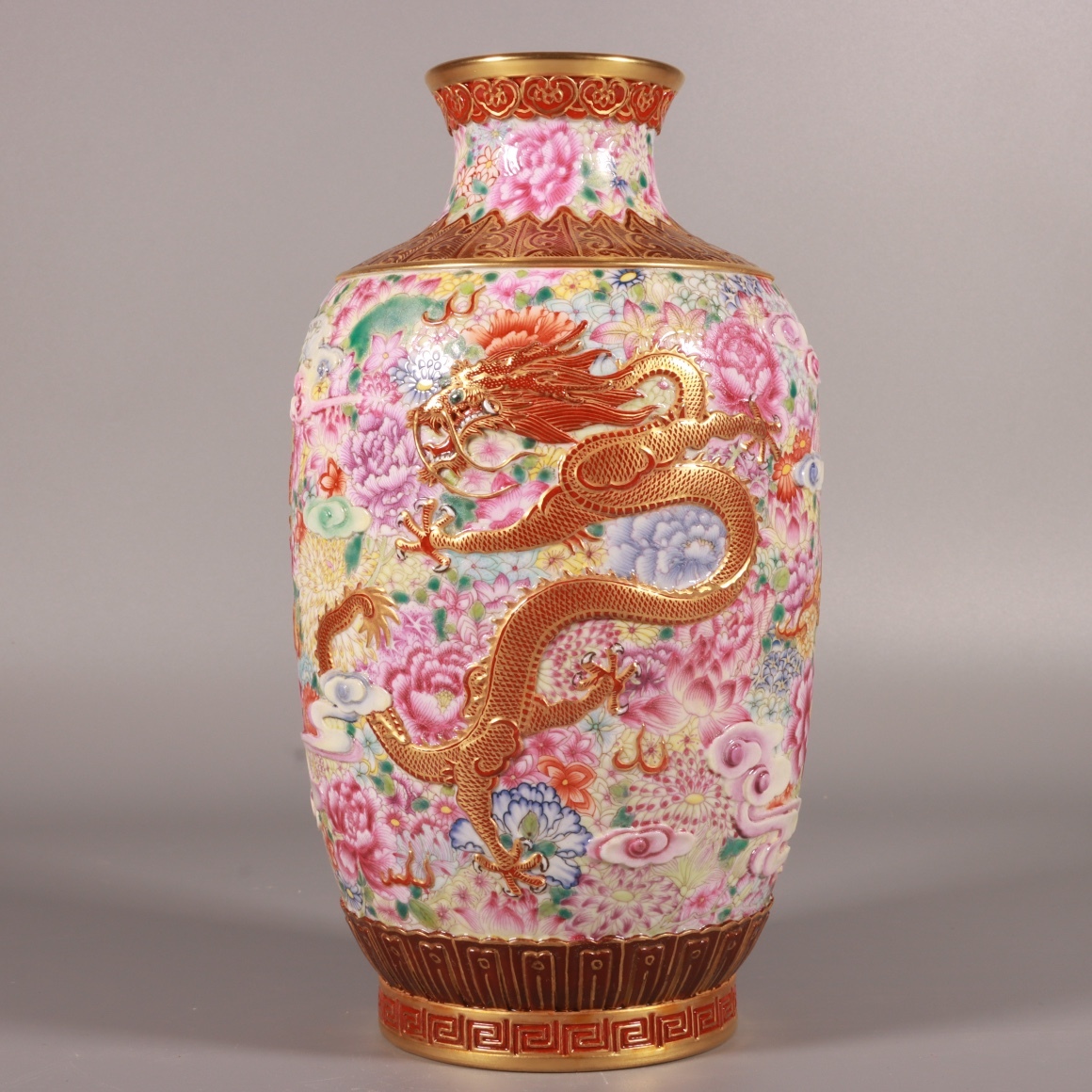 ◆珍蔵◆中国古美術 大清乾隆年製款 琺瑯彩 描金 古陶磁 高浮雕 萬花彩 双龍紋瓶 細密細工造  擺件 骨董品 古賞物 時代物 A08拍卖