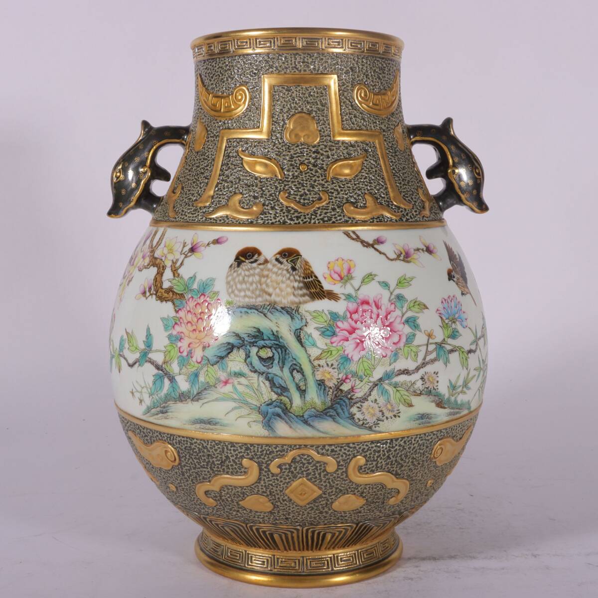 ◆珍蔵◆中国古美術 大清乾隆年製款 琺瑯彩 描金 古陶磁 牡丹花卉 花鳥紋双耳尊 細密細工造 置物 擺件 骨董品 古賞物 時代物 A08拍卖