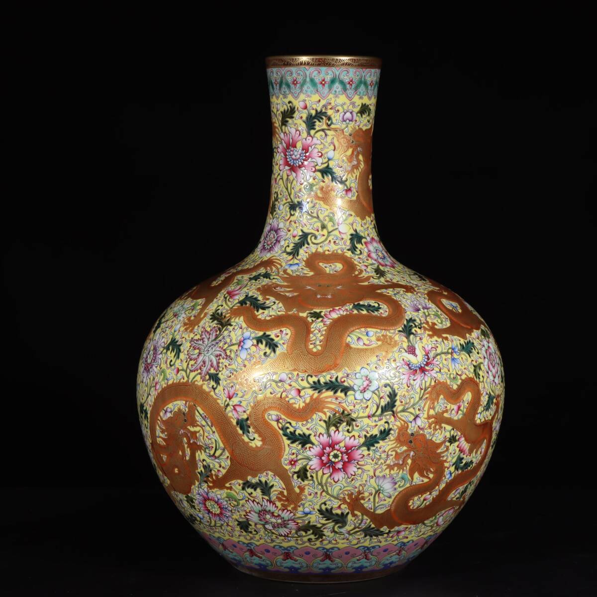 珍蔵 中国古美術 大清乾隆年製款 琺瑯彩 描金 黄地 古陶磁 纏枝蓮花 九龍紋天球瓶  細密細工造  擺件 骨董品 古賞物 時代物 A08拍卖