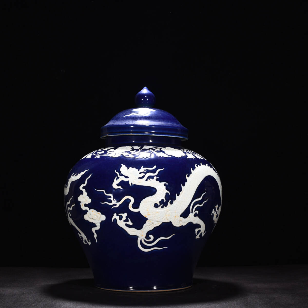 ◆珍蔵◆中国古美術 元時代 祭藍釉 古陶磁 留白龍盖罐  細密細工造 置物 擺件 骨董品 古賞物 時代物 T18拍卖