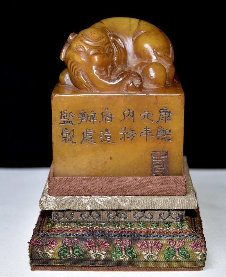 ◆珍蔵◆中国古美術 清時代 康熙元年 古寿山石 田黄石彫り大象 印章 精品 箱付 細密細工造 置物 古賞物 骨董品 時代物 A17拍卖