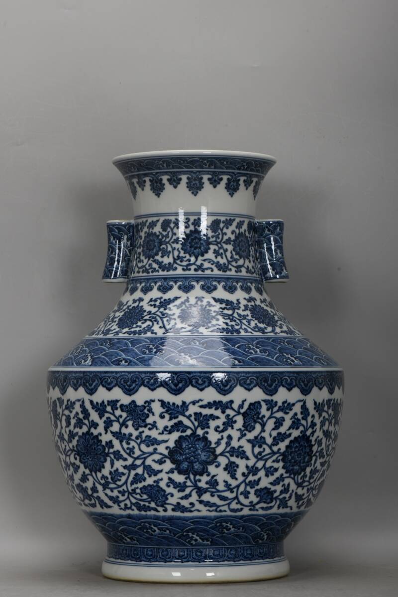 ◆珍蔵◆中国古美術 大清乾隆年製款 青花 古陶磁 纏枝蓮花貫耳瓶 細密細工造 擺件 骨董品 古賞物 時代物 A3拍卖