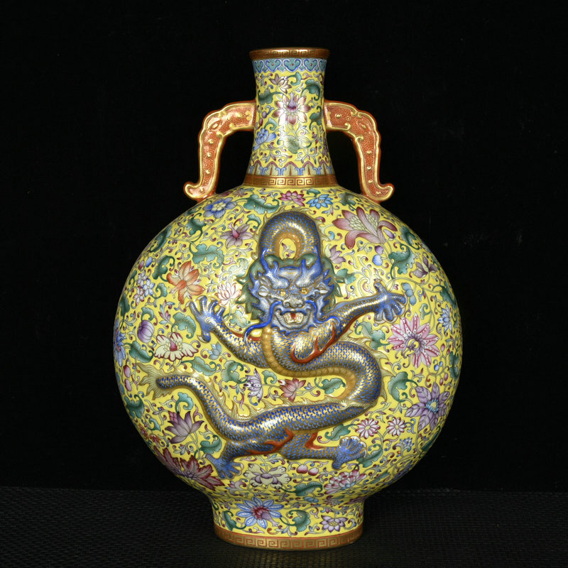 中国古美術 大清乾隆年製款 琺瑯彩 描金 古陶磁 黄地 高浮雕 纏枝蓮花 龍鳳抱月瓶 細密細工造 擺件 骨董品 古賞物 時代物 T16拍卖
