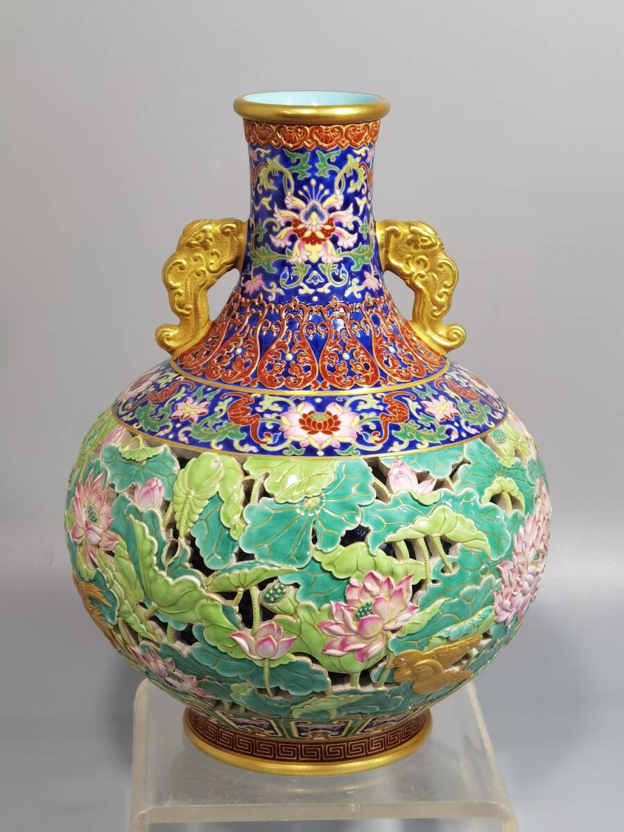◆珍蔵◆中国古美術 大清乾隆年製款 粉彩 古陶磁 鏤空 荷花翠鳥紋双耳瓶 細密細工造 置物 擺件 骨董品 古賞物 時代物 A03拍卖
