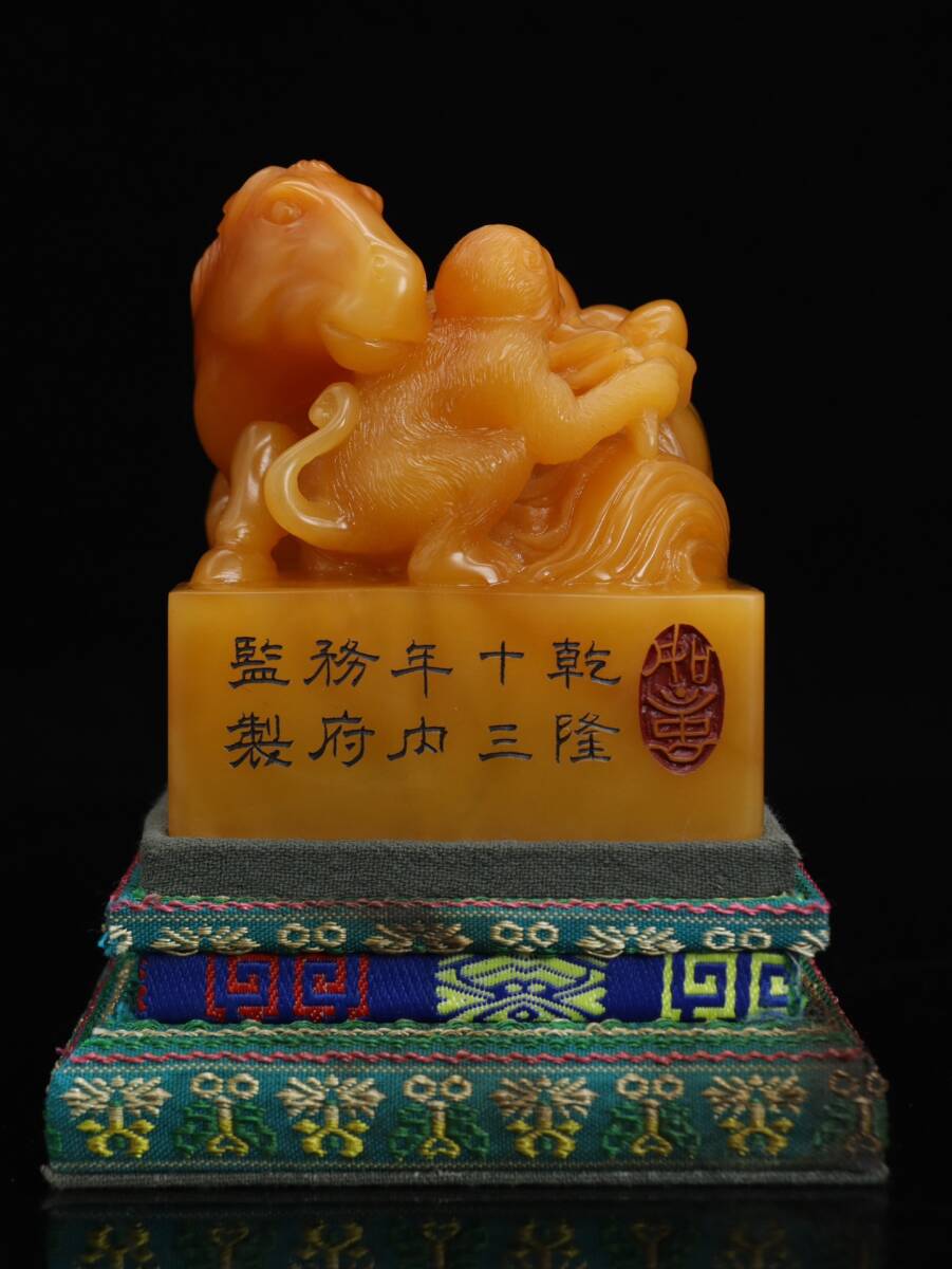 古美術 清時代 乾隆十三年 古寿山石 田黄石彫り馬上封猿 印章 精品 共箱 細密細工造 置物 擺件 古賞物 骨董品 時代物 AT17拍卖