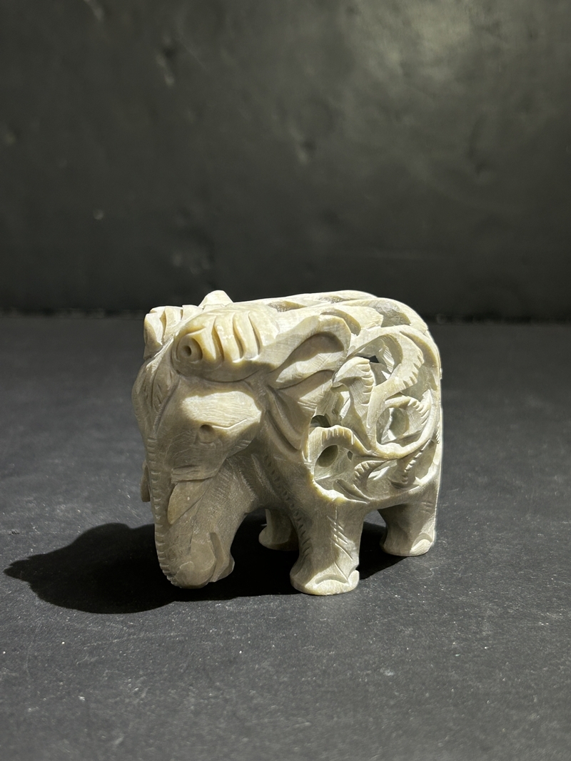 ● コレクター必見 石細工 象 ゾウ 透かし彫り オブジェ インテリア 小物 エスニック ビンテージ 飾り コレクション Zr182拍卖