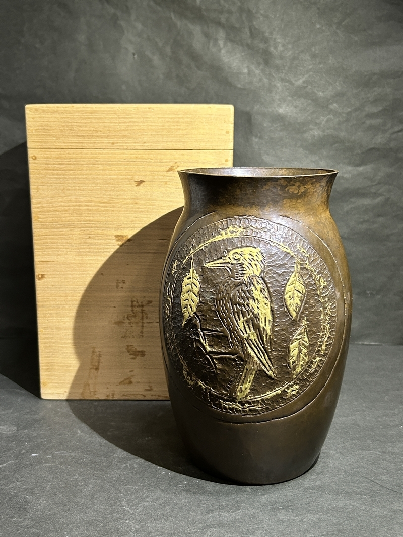 ● コレクター必見 時代物 古銅 銅製 花器 花瓶 花入 鳥 山 金属工芸 重さ約560g ビンテージ 飾り 置物 コレクション Zr527拍卖
