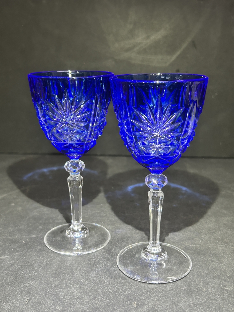 ● コレクター必見 ワイングラス 2客 ガラス製 ガラスカット ブルー 青 高さ約14.5cm 工芸ガラス コレクション Zr556拍卖