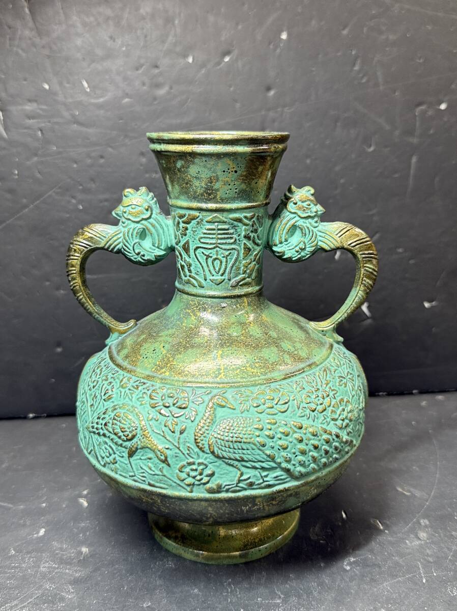 ★コレクター必見 鋳銅 花器 花瓶 花入 双耳 孔雀 寿 高さ約18㎝ 置物 飾り 金属工芸 インテリア GT630拍卖