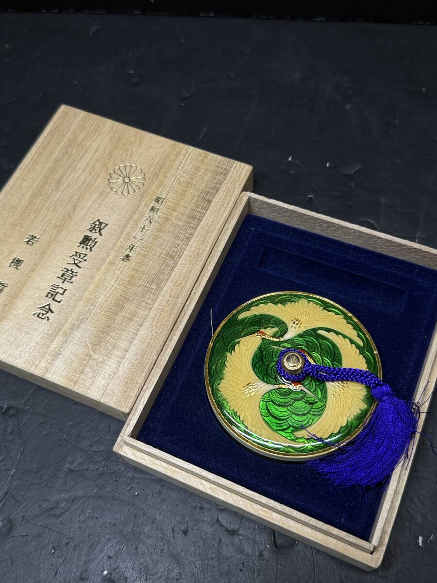 ★コレクター必見 叙勲受章記念 鶴模様 練朱肉 菊紋 木箱付 昭和レトロ ハンコ スタンプ台 現状品 コレクション GT963拍卖