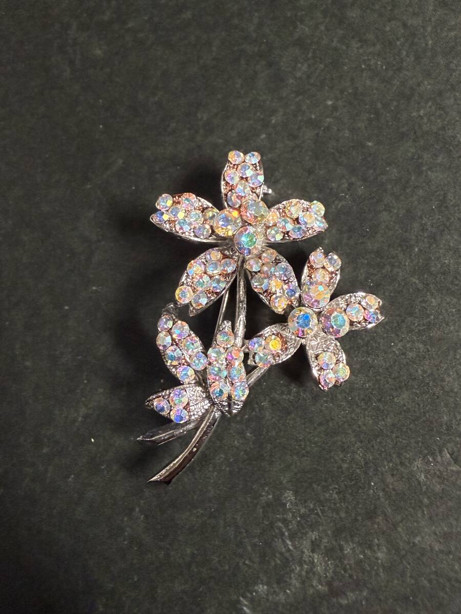 ★コレクター必見 ブローチ ラインストーン フラワーモチーフ キラキラ レディース アクセサリー レトロ 飾り コレクション Se8拍卖