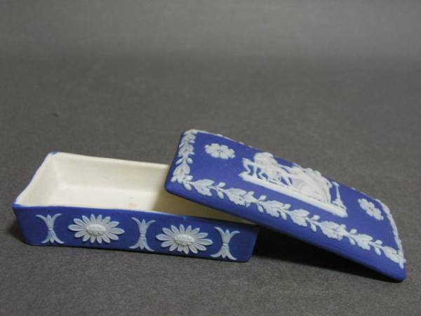 ◎ウェッジウッド 1920年代の青色を被せた白のジャスパー 長方形蓋物◎08拍卖