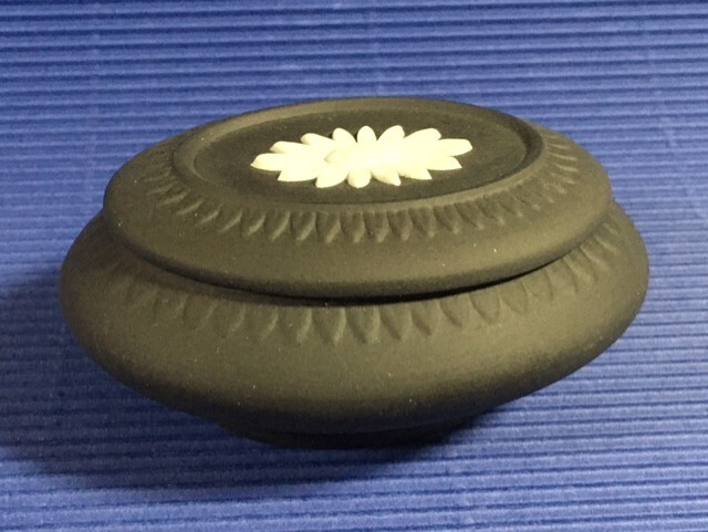 ◎ウェッジウッド ブラックジャスパー 鼓形蓋物 小物入れ「向日葵」◎z41拍卖