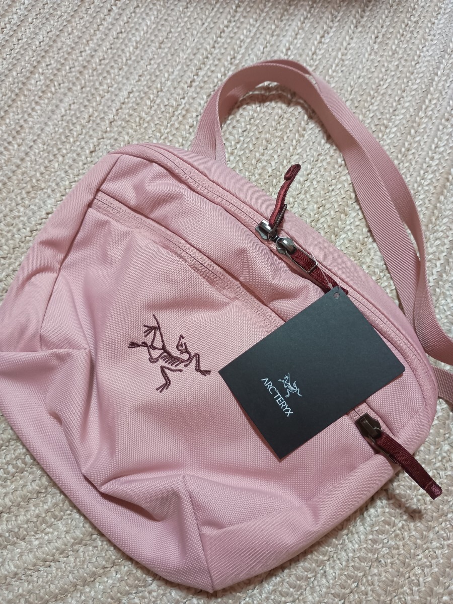 新品 未使用 アークテリクス マンティス 2 Bliss ピンク ARC'TERYX ショルダーバッグ ウエストポーチ MANTIS 2.5L 国内正規拍卖
